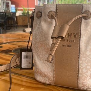 DKNY WHITE BASE BUCKET PURSE BAG